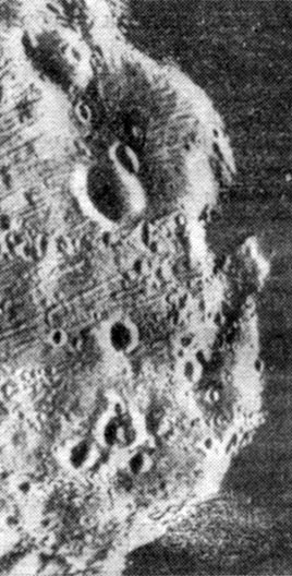 Рис. 1. Фотография Фобоса, сделанная с орбитального отсека автоматической межпланетной станции 'Викинг-2', находившегося от него на расстоянии 870 км. Хорошо различимы загадочные борозды, покрывающие поверхность спутника