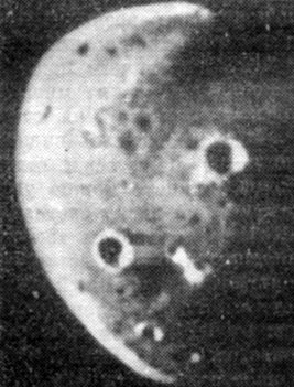Рис. 2. Спутник Марса Деймос, снятый автоматической межпланетной станцией 'Викинг-2'. Поверхность этого спутника выглядит менее пересеченной, чем у Фобоса