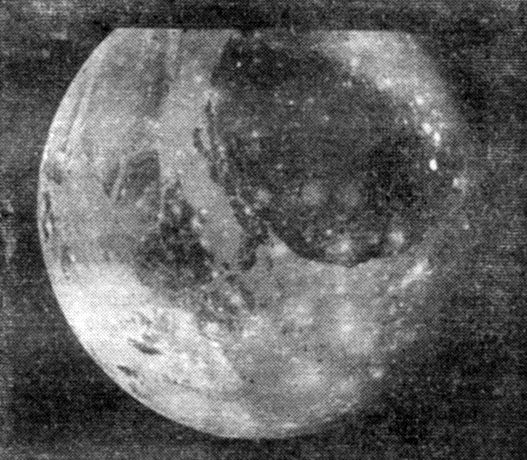 Рис. 6. Поверхность крупнейшего из спутников Юпитера Ганимеда, в основном образованная льдом и камнями. Светлые лучи, протянувшиеся от кратеров, простираются на 300- 500 км. Снимок сделан с 'Вояджера-1' в марте 1979 г. с расстояния 240 тыс. км