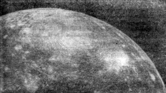 Рис. 11. Кратеры усеивают поверхность Каллисто. На снимке, сделанном 'Вояджером-1' с расстояния 350 тыс. км, видна тысячекилометровая кольцеобразная 'рябь' вокруг одного из кратеров