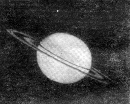 Рис. 20. На снимке, сделанном с борта 'Пионера-11', когда он находился в 2,8 млн. км от Сатурна, видны кольцо А и светлое  деление Кассини с внутренней его стороны. Яркое пятнышко над планетой -ее спутник Титан