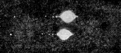 Рис. 10. Шесть спутников Сатурна. Слева направо: Титан, Рея, Диона, Фетида, Мимас и Энцелад Кольца 'утонули' в ореоле вследствие продолжительных экспозиции