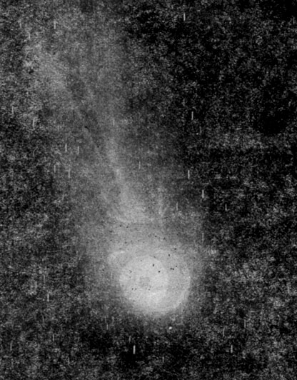 Рис. 13. Голова кометы Галлея. В продолжение девятиминутной экспозиции телескоп следовал за движением кометы на фоне звёзд. Поэтому изображения звёзд получились в виде чёрточек