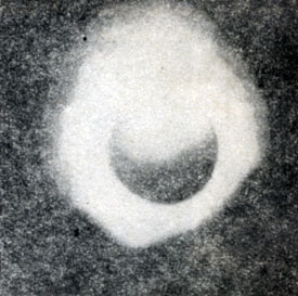 Рис. 67. Бриллиантовое кольцо. Снимок сделан во время затмения 24 января 1925 г