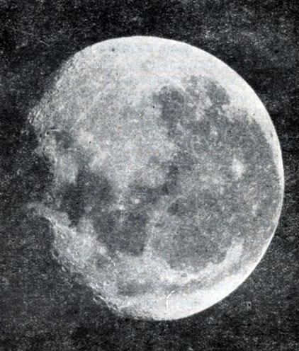 Рис. 76. Луна вскоре после полнолуния. Соответствующая карта деталей лунной поверхности дана на рис. 77