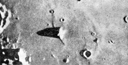 Рис. 79. Питон. Изолированный лунный пик в Море Дождей. Луна в последней четверти
