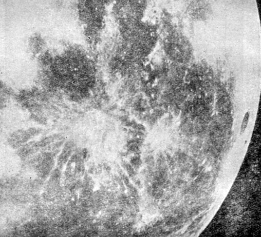 Рис. 82. Лучи. Системы лучей исходят из кратера Коперник (слева) и кратера Кеплер (справа). Луна почти в полнолунии