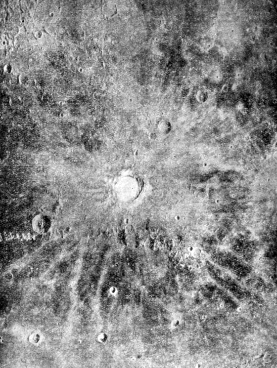 Рис. 83. Кратер Коперник. Луна после последней четверти. Сравните с рис. 82