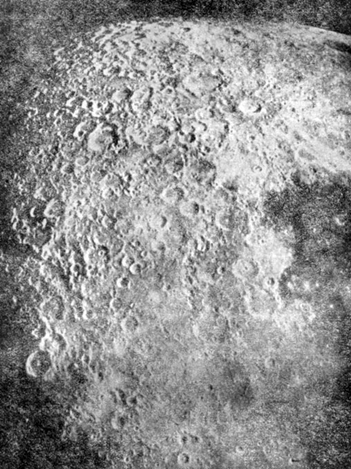 Рис. 88. Южная часть Луны. Луна перед последней четвертью