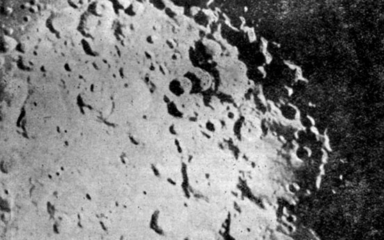 Рис. 90. Лунные кратеры
