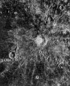 Рис. 94. Лунные и искусственные лучи. а) Снимок кратера Коперник