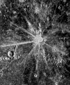 Рис. 94. Лунные и искусственные лучи. b) Лучи, полученные на фотоснимке а) при взрыве пороха