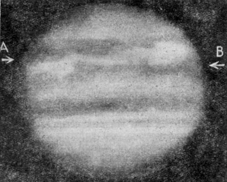Рис. 95 а и b. Юпитер в 1928 г. Два фотоснимка, полученные с интервалом 49 1/2 часов, показывают изменения Красного Пятна и движения облаков вблизи него. Обратите внимание на пятна, отмеченные стрелками