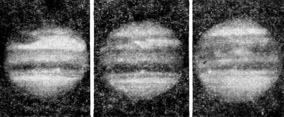 Рис. 101. Быстрые изменения на Юпитере. Эти снимки были получены соответственно (слева направо) 14 сентября, 6 октября и 30 ноября 1928 г. Обратите внимание на относительное движение маленького белого пятна как раз под экватором