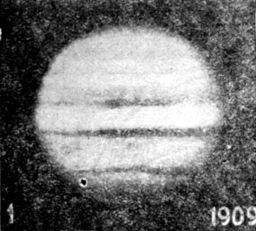 Рис. 102. Медленные изменения на Юпитере. Тени спутников видны на снимках, относящиеся к 1914 и 1930 гг.