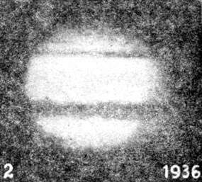 Рис. 102. Медленные изменения на Юпитере. Тени спутников видны на снимках, относящиеся к 1914 и 1930 гг.