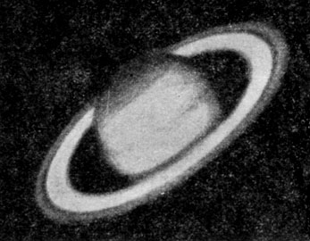 Рис. 105. Кольца Сатурна исчезают, когда они повернуты к нам ребром. а) Угол раскрытия колец близок к максимальному
