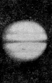 Рис. 105. Кольца Сатурна исчезают, когда они повернуты к нам ребром. b) Кольца повёрнуты к нам ребром. См. рис. 106