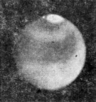 Рис. 121. Горы Митчелла. Снимки Марса в 1909 и 1924 гг. Пятно, отделённое от Полярной Шапки, появляется примерно 3 июня по марсианскому времени года