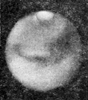 Рис. 121. Горы Митчелла. Снимки Марса в 1909 и 1924 гг. Пятно, отделённое от Полярной Шапки, появляется примерно 3 июня по марсианскому времени года