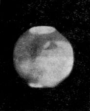 Рис. 122. Облака на северном полюсе Марса (1933 г.). а) Видно облако вблизи северного полюса, внизу