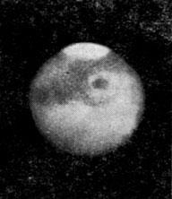 Рис. 122. Облака на северном полюсе Марса (1933 г.). b) На следующую ночь облако исчезло
