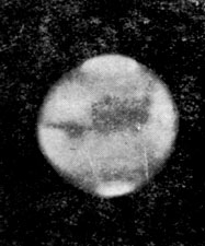 Рис. 122. Облака на северном полюсе Марса (1933 г.). с) Другое облако, появившееся шестью днями позже