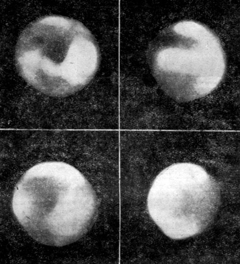 Рис. 125. Туман на Марсе прояснился. Одна и та же сторона планеты в различные ночи 1937 г. Верхний левый снимок в красном свете, остальные - в синем. Обратите внимание на то, что на левом нижнем изображении видны детали поверхности
